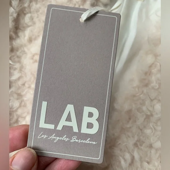 Los Angeles Barcelona ‘ARUM’ Sleeveless Jacket - Picture 4 of 16